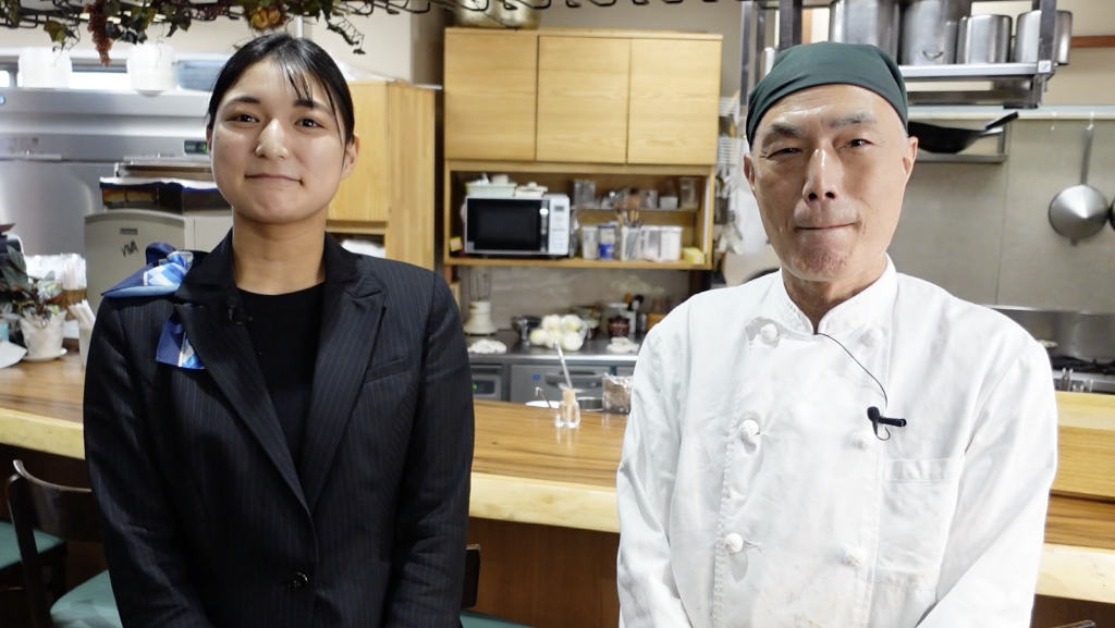 店主の西谷さん（右）とホテル川六スタッフ
