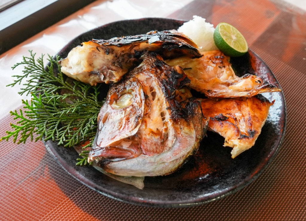 名物の 鯛カマ塩焼き
