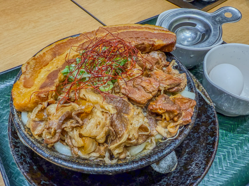 三種の煮込み肉まみれうどん（温・中）（税込1,500円）」