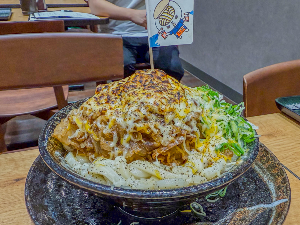 てんこ盛り牛肉と炙りチーズのぶっかけうどん（1,200円）」