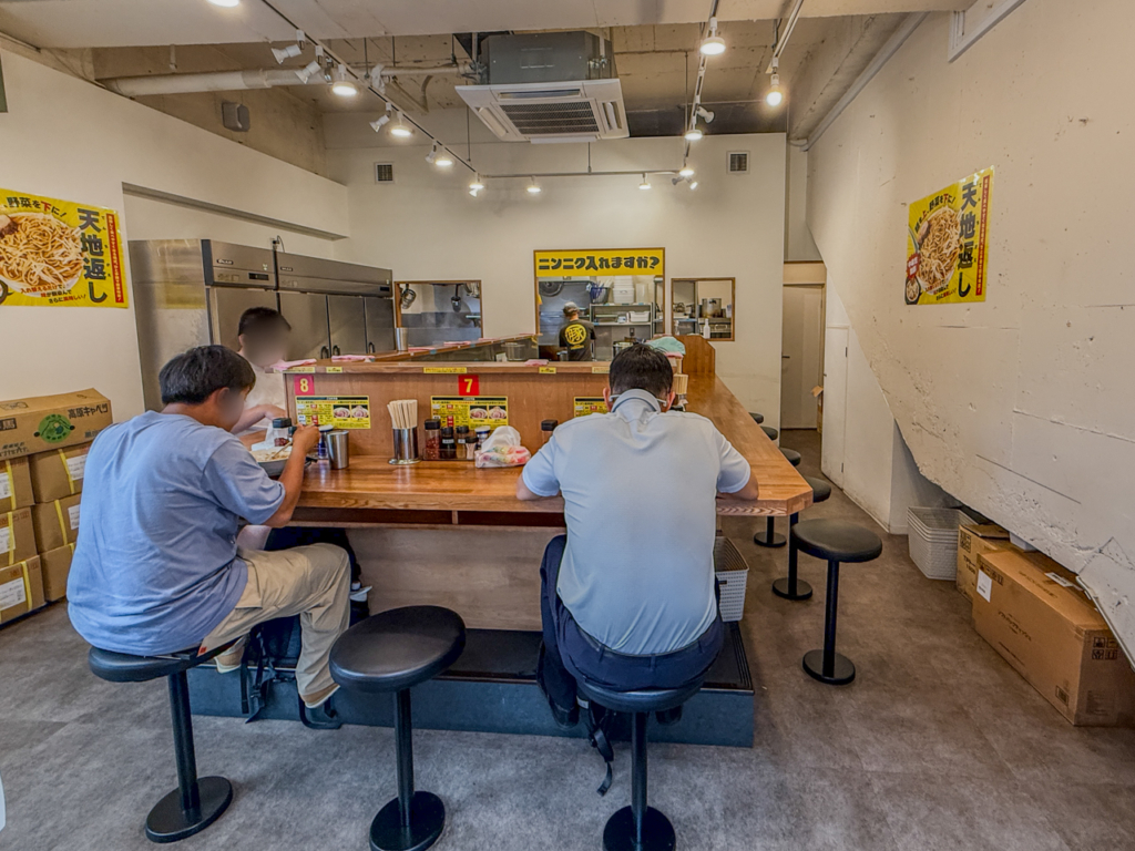 ラーメンチョモランマの店内