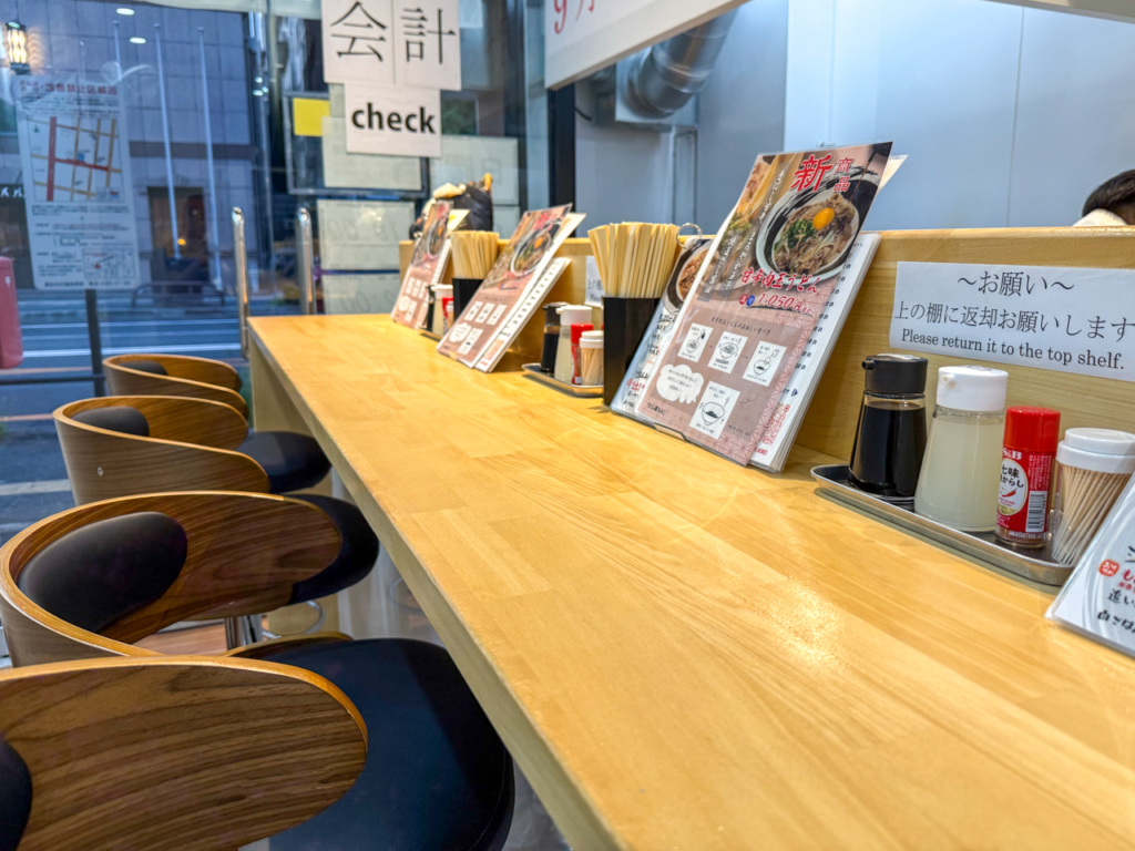 うどん屋もみじの店内