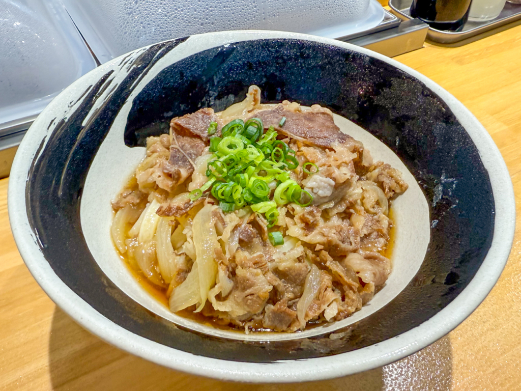 うどん屋もみじの看板商品の「肉ぶっかけうどん」