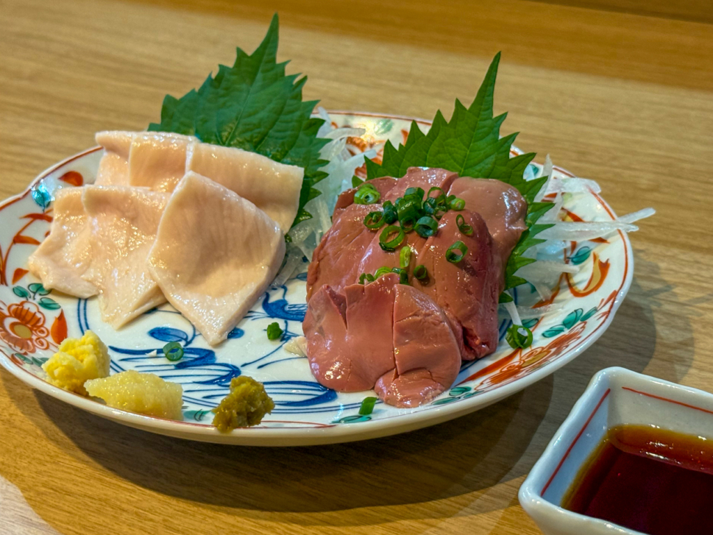 鶏刺し2点盛り（レバー・むね肉）　1078円/税込