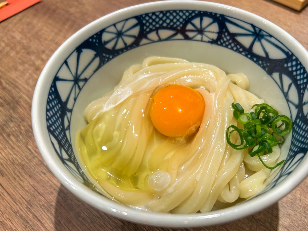 〆の讃岐コーチン釜玉うどん　690円